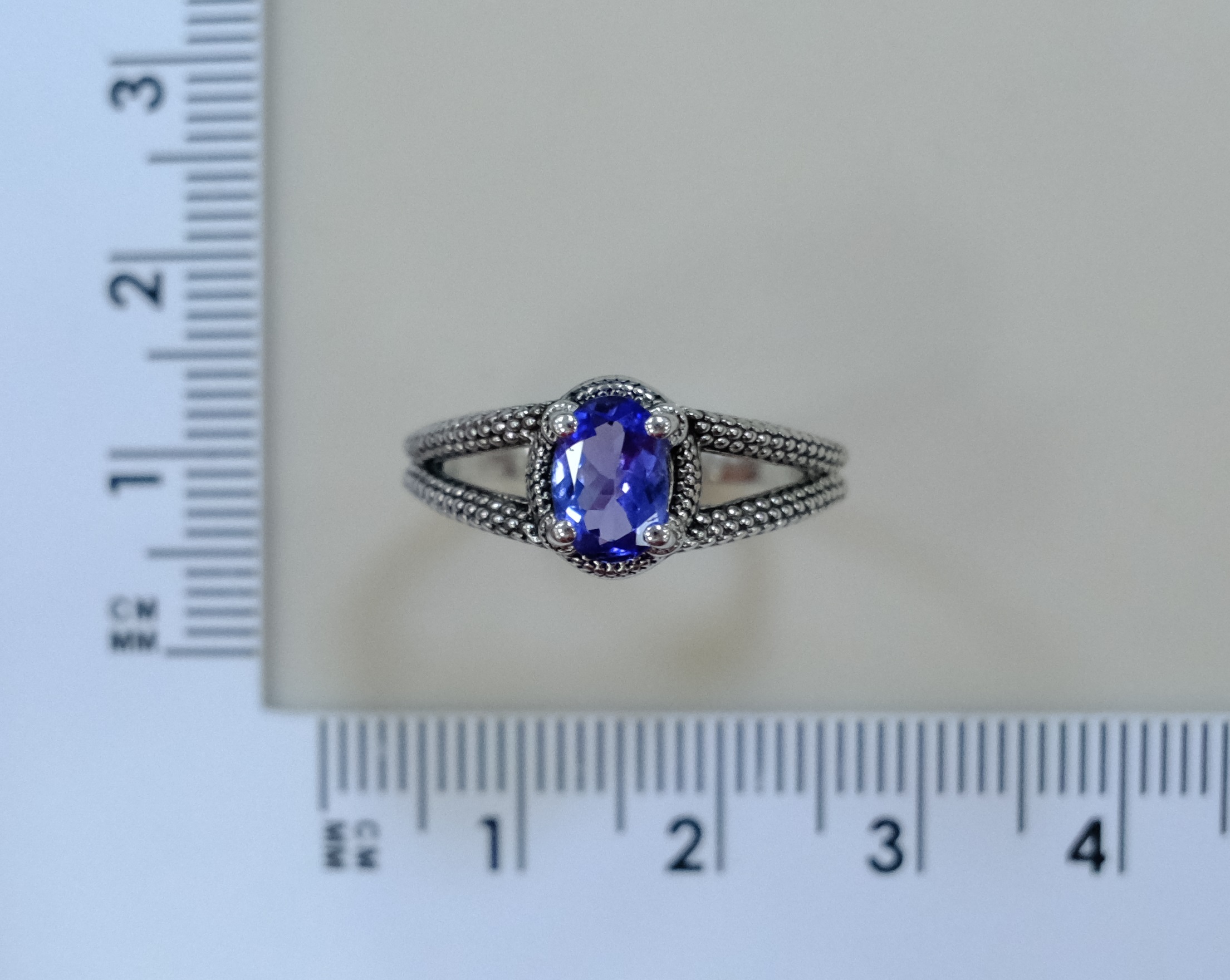 Серебряное кольцо с танзанитом